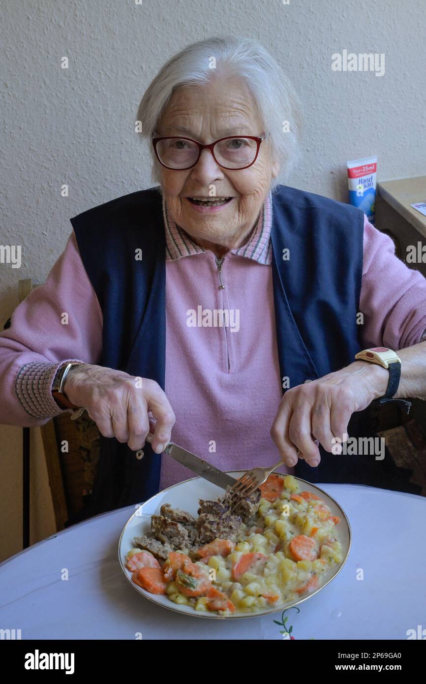 Alte Frau Mittagessen - Modell veröffentlicht Stockfoto
