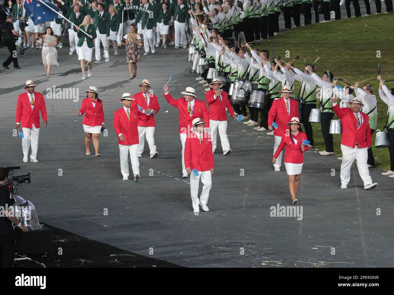 Athletes from Aruba enter the stadium led by flag bearer Jemal Le Grand. Opening ceremonies for the 2012 Olympics were held Friday, July 28, 2012 in London, England (AP Photo/Margaret Bowles) Stockfoto