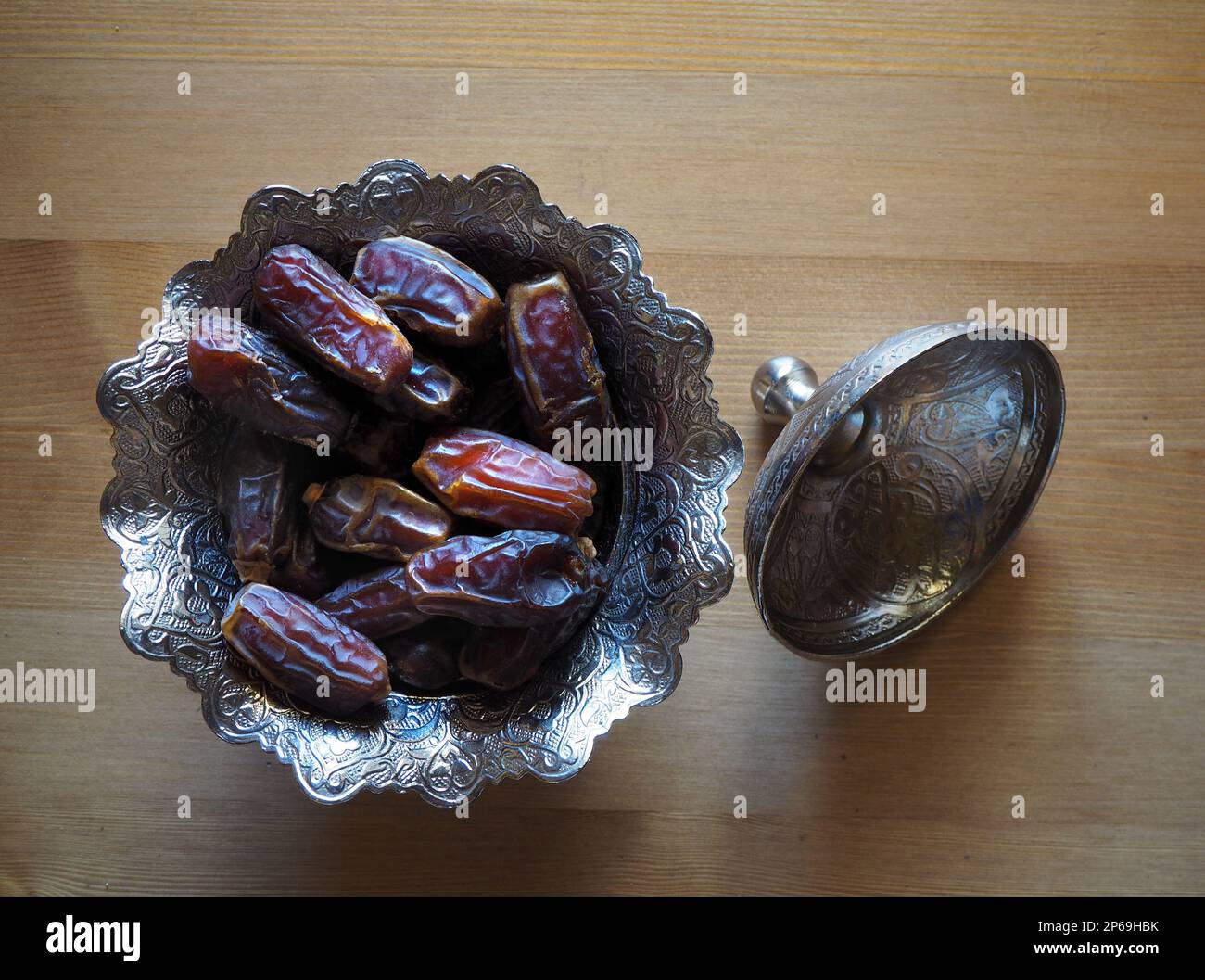 Getrocknete Dattelfrucht. Traditionelles Ramadzan-Essen für Muslime. Hintergrund oder Banner von Ramadan Kareem. Getrocknete Datteln auf Holzhintergrund. Stockfoto