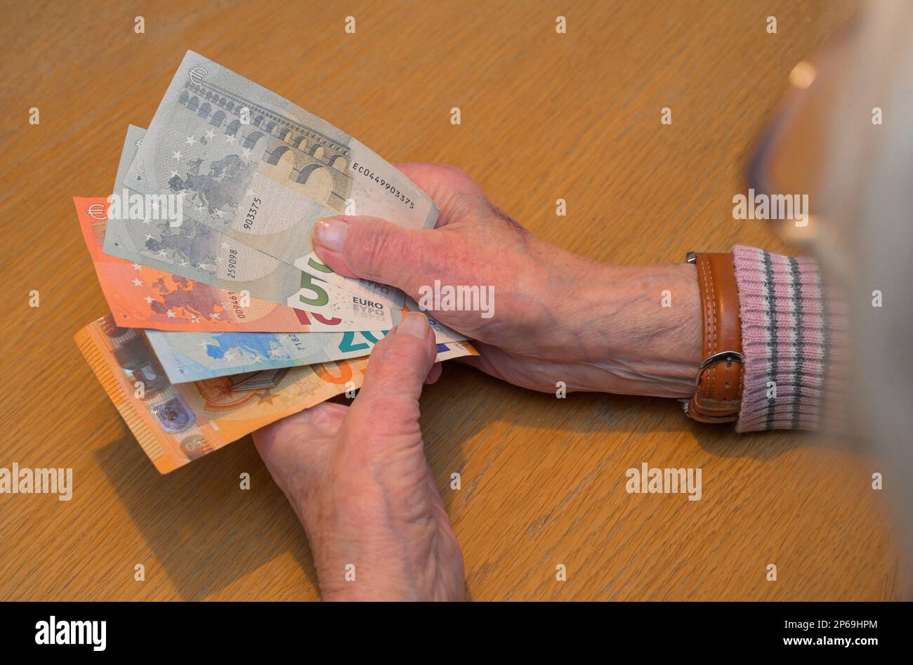 Alte Frau zählt Geld - Modell veröffentlicht Stockfoto
