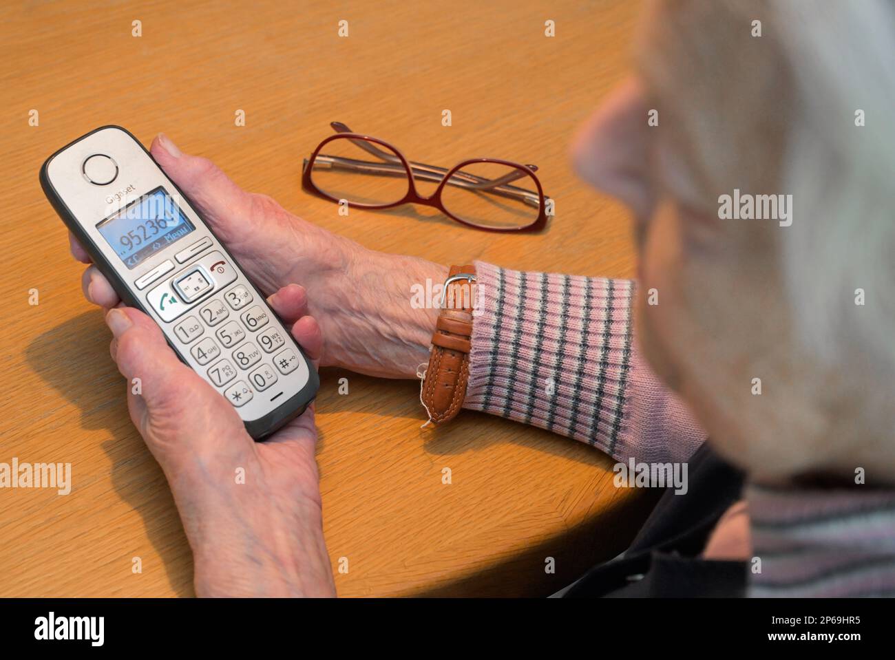 Alte Frau telefoniert - Modell veröffentlicht Stockfoto