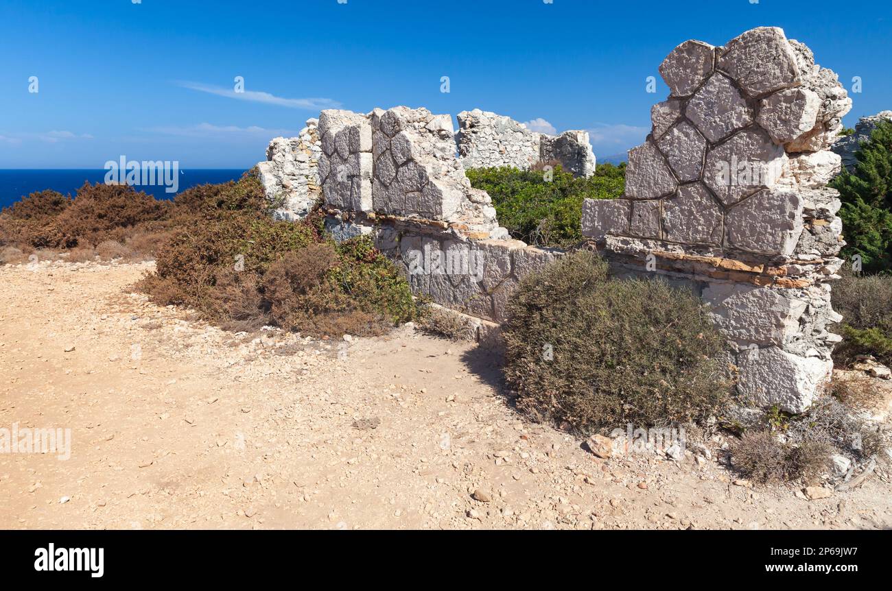Griechische Sommerlandschaft mit Ruinen eines verlassenen Steinhauses. Griechenland, Insel Zakynthos im Ionischen Meer Stockfoto