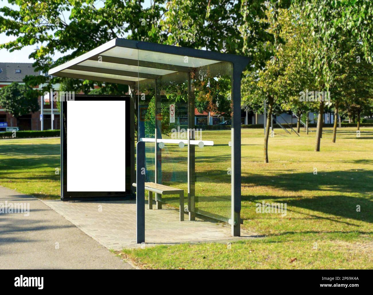 Busunterkunft mit Lightbox-Anzeigeschild. Modellvorlage. Glaswerbetafeln Werbetafeln Musterwerbung Werbetafeln. Urbane Straßenlage. Schild für den Außenbereich Stockfoto