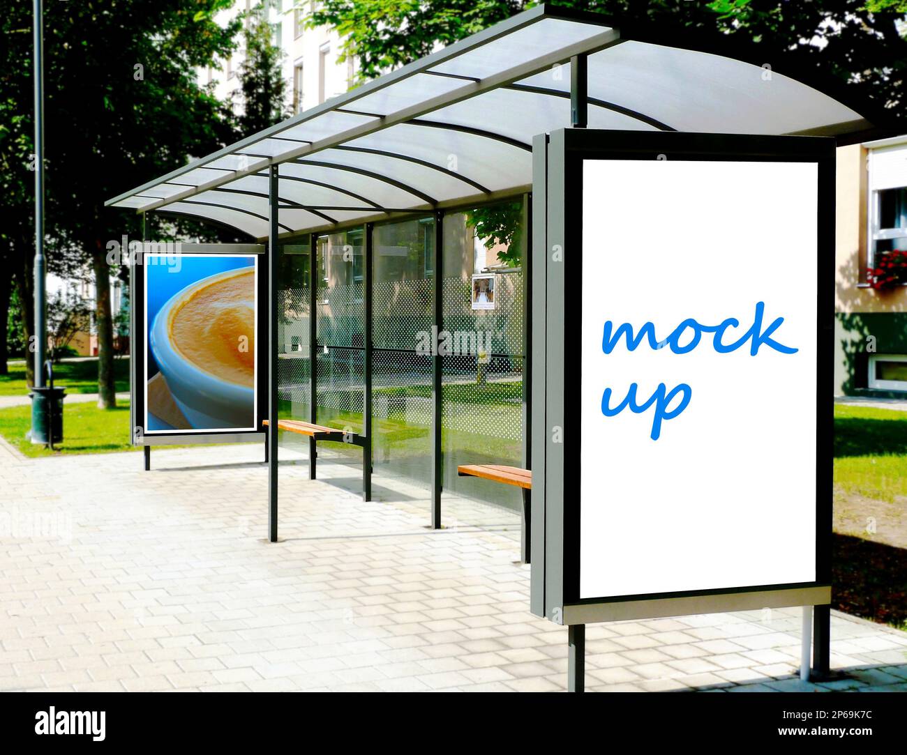Busunterkunft mit Lightbox-Anzeigeschild. Modellvorlage. Glaswerbetafeln Werbetafeln Musterwerbung Werbetafeln. Urbane Straßenlage. Schild für den Außenbereich Stockfoto