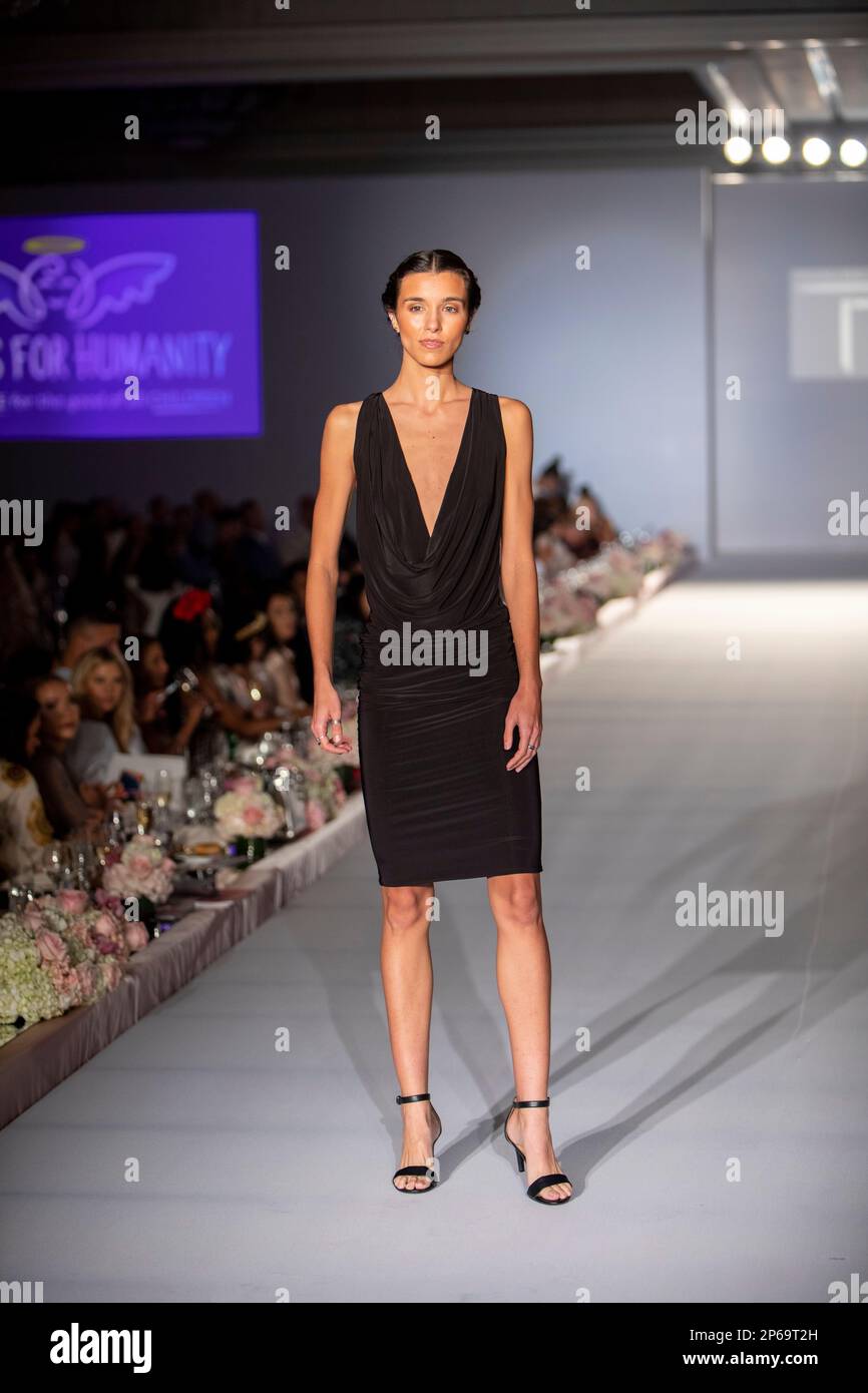 Während der Catwalk for Charity Fashion Show für die Designer Trang Phung Moden im Ritz Carlton in Key Biscayne, Florid, geht ein Model auf dem Laufsteg entlang Stockfoto