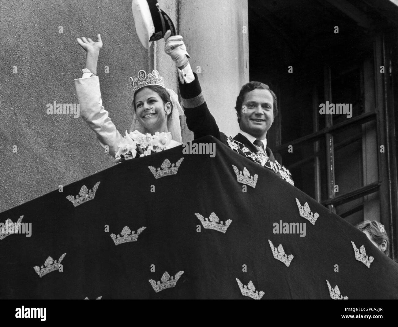 KÖNIGLICHE HOCHZEIT SCHWEDEN Juni 19. 1976 Stockholm die Braut und der Bräutigam winken den Menschen vom Balkon des Schlosses in Richtung Norrbro Stockfoto