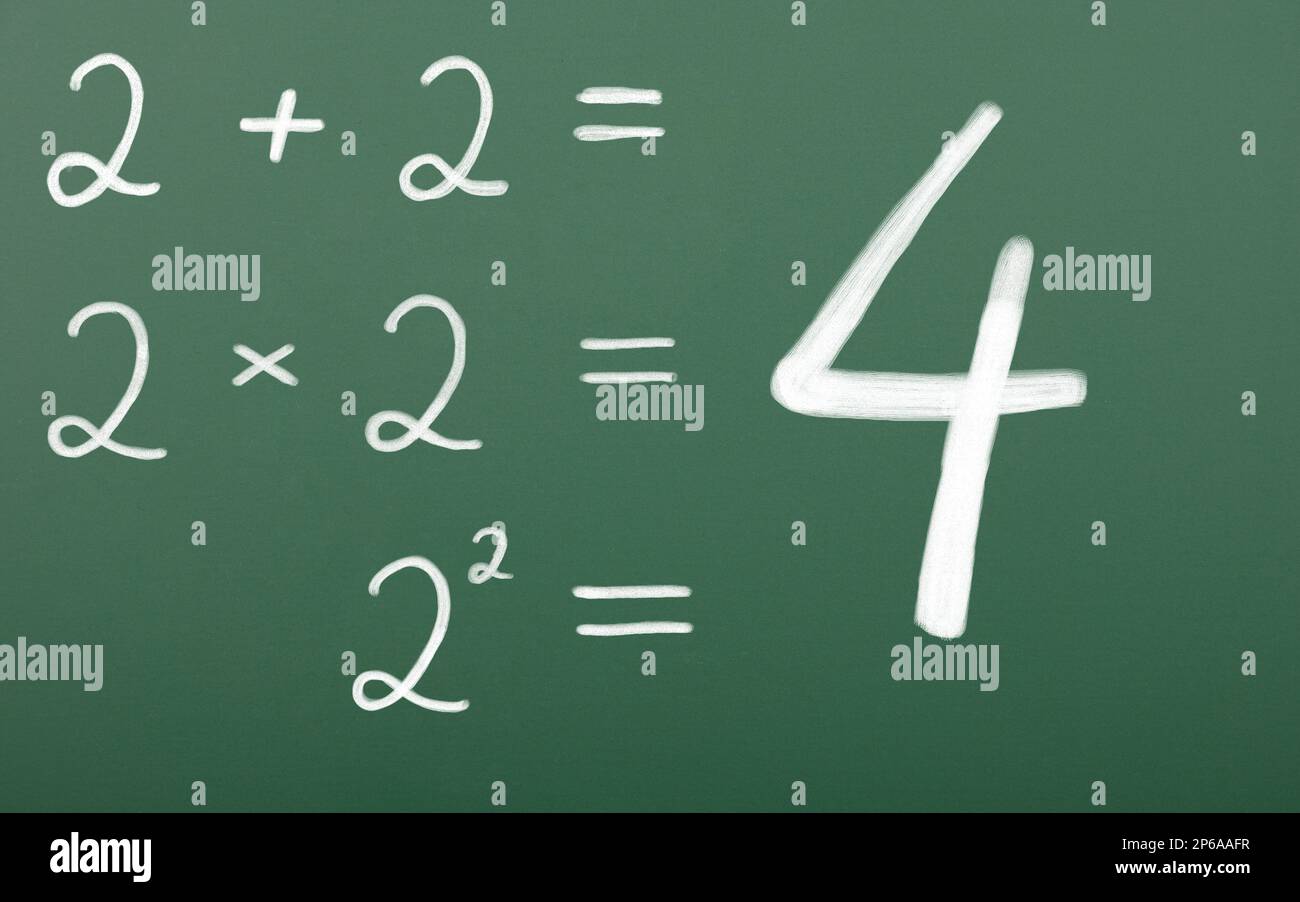 Einfache mathematische Gleichung. Zwei plus zwei, zwei mal zwei, zwei zum Quadrat gleich vier. Kreidezeichnung auf Schulbordhintergrund Stockfoto