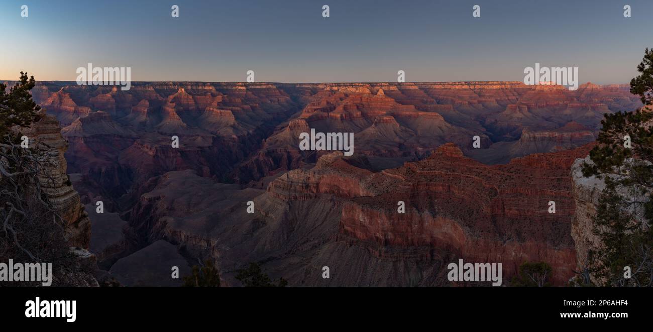 Ein Panoramabild der Landschaft des Grand Canyon-Nationalparks vom Südrand, Mather Point, bei Sonnenuntergang oder am frühen Abend. Stockfoto