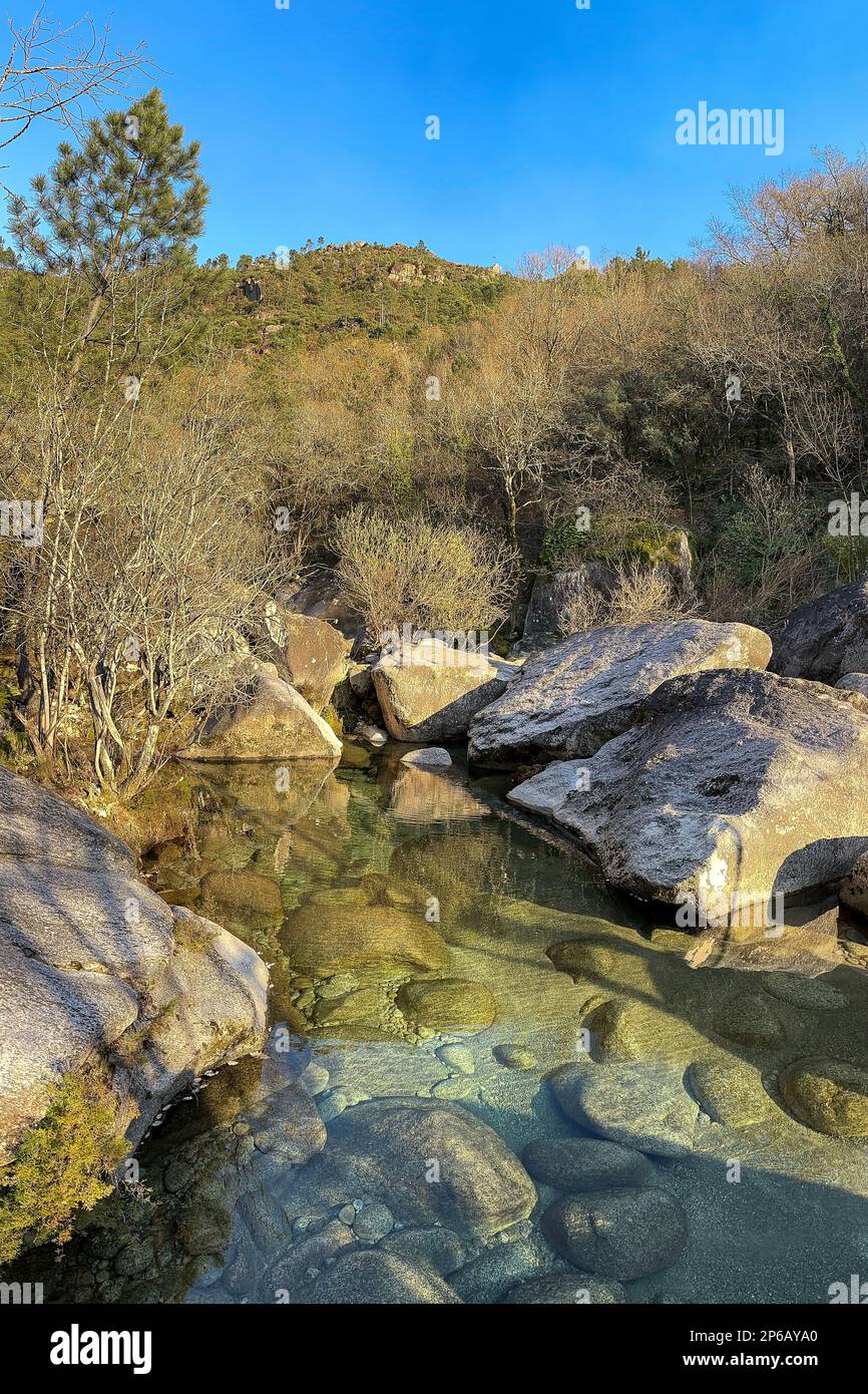 Wasserlauf in der Nähe des Wasserfalls Fecha de Barjas (auch bekannt als Tahiti-Wasserfall) in den Bergen des Peneda-Geres-Nationalparks, Portugal. Stockfoto