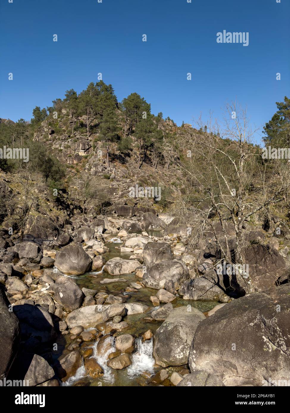 Wasserlauf in der Nähe des Wasserfalls Fecha de Barjas (auch bekannt als Tahiti-Wasserfall) in den Bergen des Peneda-Geres-Nationalparks, Portugal. Stockfoto