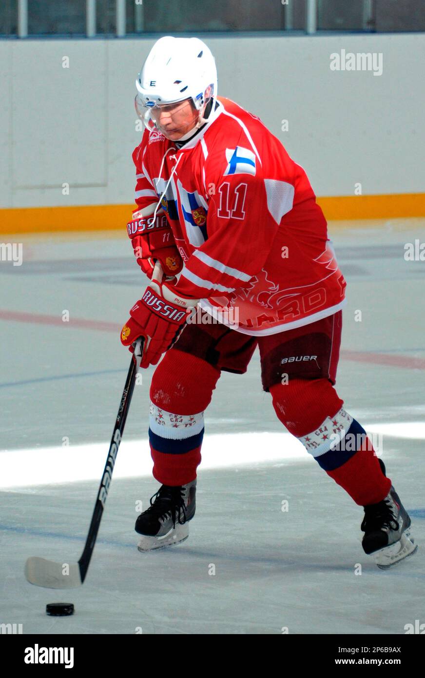 Russian President Vladimir Putin takes part in a friendly ice hockey match in which Finnish President Sauli Niinisto also plays, in Igora resort near in St. Petersburg, Russia, Friday, June 22, 2012. (AP Photo/RIA-Novosti, Alexei Nikolsky, Presidential Press Service) Stockfoto