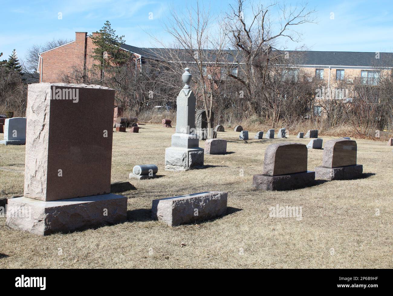 Kleiner Friedhof in Chicagos nördlichen Vororten an einem sonnigen Tag Stockfoto