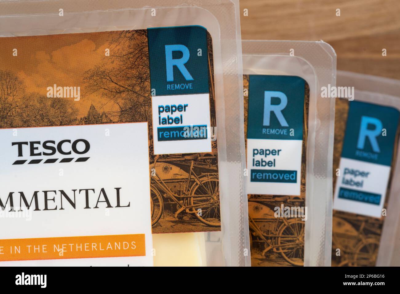 Tesco Eigenmarke emmental Verpackung, die das von der Kunststoffverpackung entfernte Säulenetikett anpreist, UK. Konzept: Kunststoffverpackungen, Abfallverpackungen Stockfoto