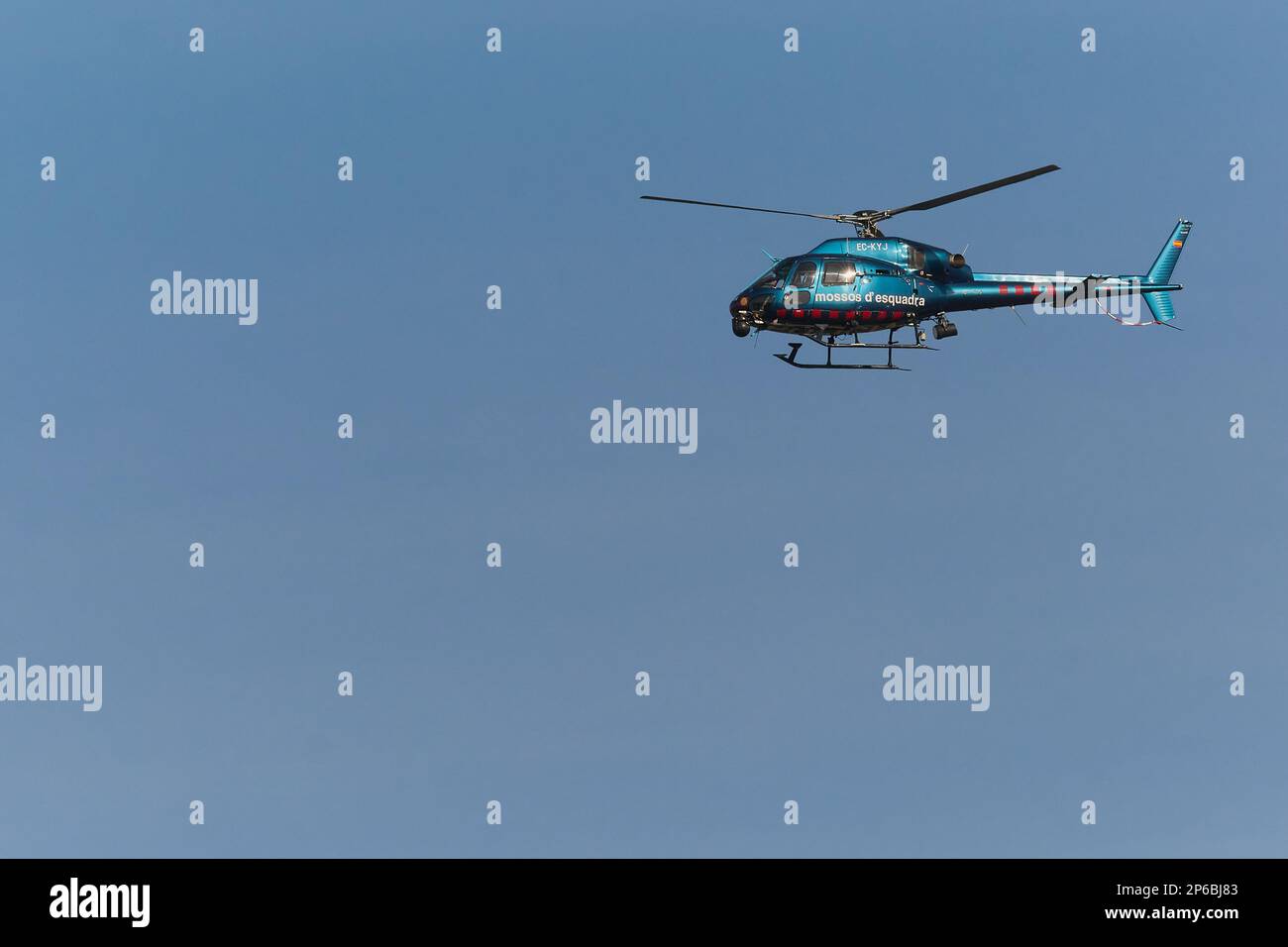 Barcelona, Spanien - 23. Februar 2023: Hubschrauber der Mossos d'Esquadra im Flug der Patrouille der Mossos d'Esquadra Stockfoto