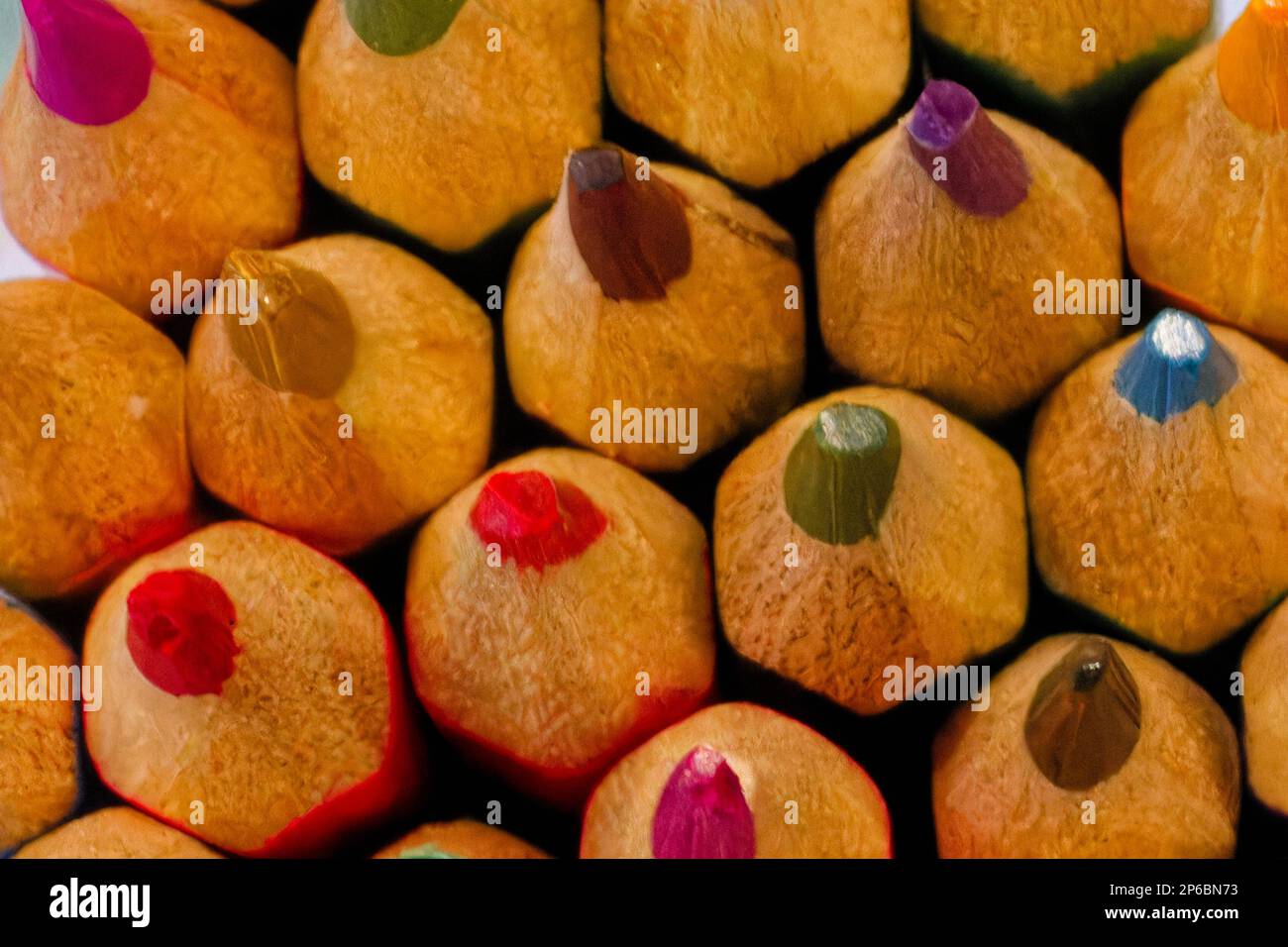 Bleistiftspitzen für eine farbenfrohe Makroaufnahme zur Aufhellung von Aufnahmen oder künstlerischen Zwecken Stockfoto
