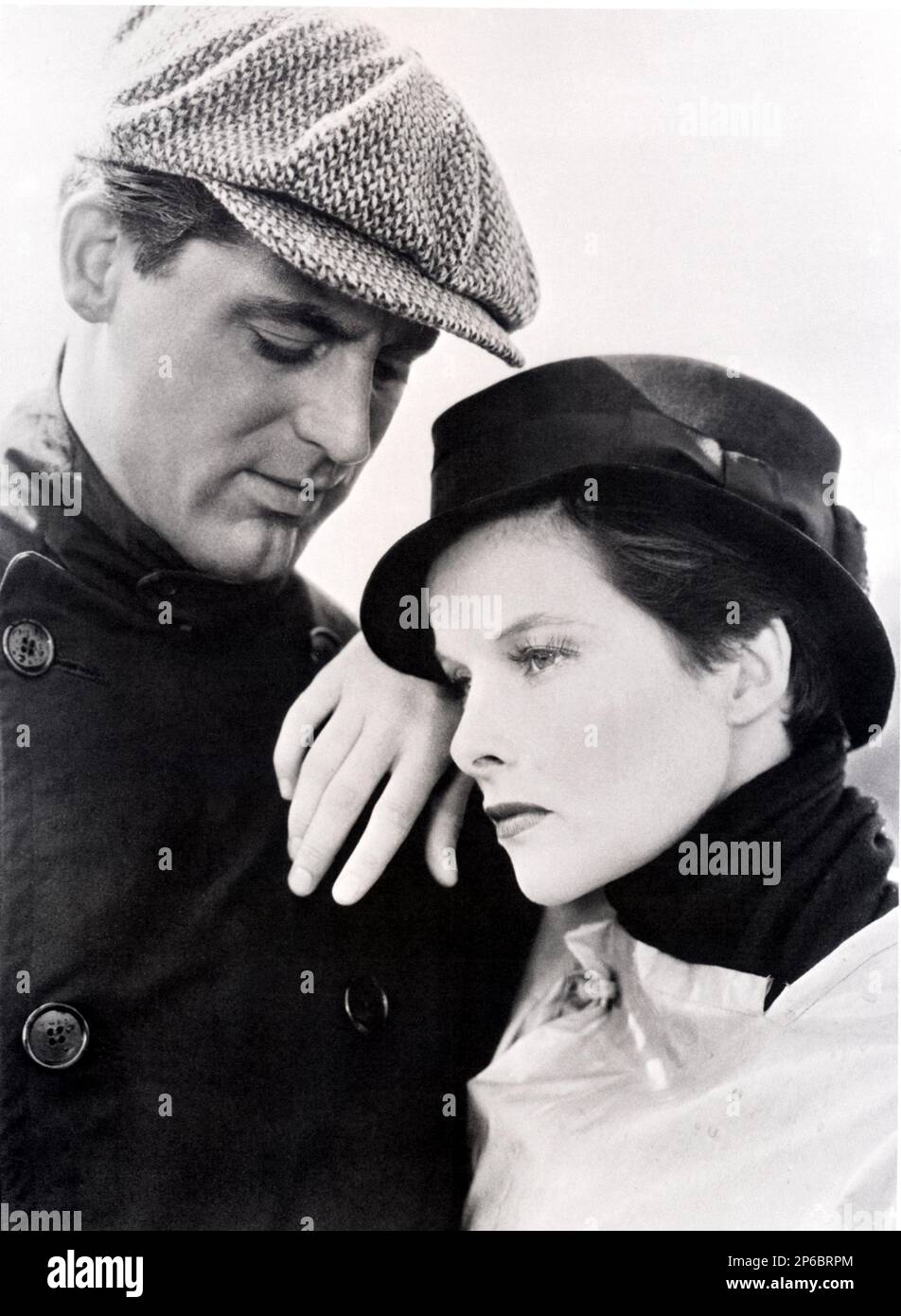 1936 , USA : die Filmdarsteller CARY GRANT und KATHARINE HEPBURN in SYLVIA SCARLETT ( Il Diavolo è femmina ) von George Cukor , aus einem Roman von Compton Mackenzie . - KINO - FILM - Donna vestita da uomo - Frau in Männerbekleidung - in Abiti maschili - Transvestite - SCHWUL - homosexuell - Homosexualität - omosessualità - Omossuale - Portrait - ritratto - Hut - cappello - profilo - Profil --- Archivio GBB Stockfoto