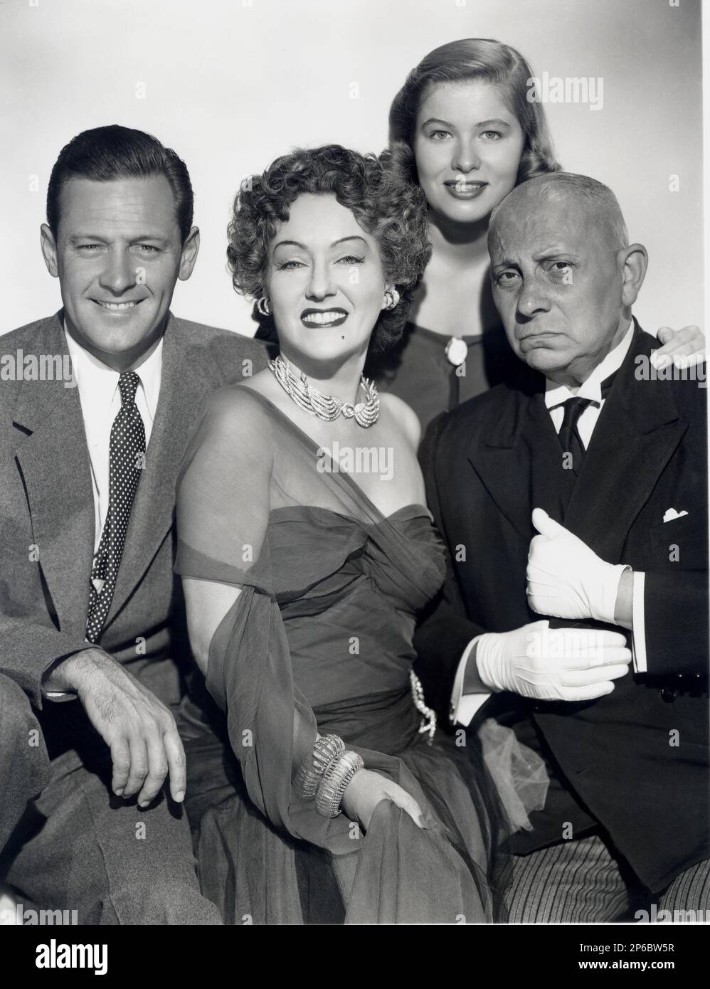 1951 , USA : die Filmschauspielerin GLORIA SWANSON ( 1898 - 1983 ), wie Norma Desmond mit WILLIAM HOLDEN , NANCY OLSON , ERICH VON STROHEIM in SUNSET BOULEVARD ( Viale del Tramonto ) von Billy Wilder, Kostüm von Edith HEAD , Höchste Publizität noch - FILM - KINO - attrice cinematografica - VAMP - DIVA - DIVINA - GÖTTLICH - Spalla - Spalle - Schulter - Schultern - Orecchino - Orechini - Clips - Ohrring - Ohrringe - Ohrtropfen - - gioielli - gioiello - Juwel - Juwelen - Schmuck - Bijoux - Bigiotteria - diamanti - Diamante - Diamant - Diamanten - collana - Collier - Halskette - Lächeln - sorr Stockfoto