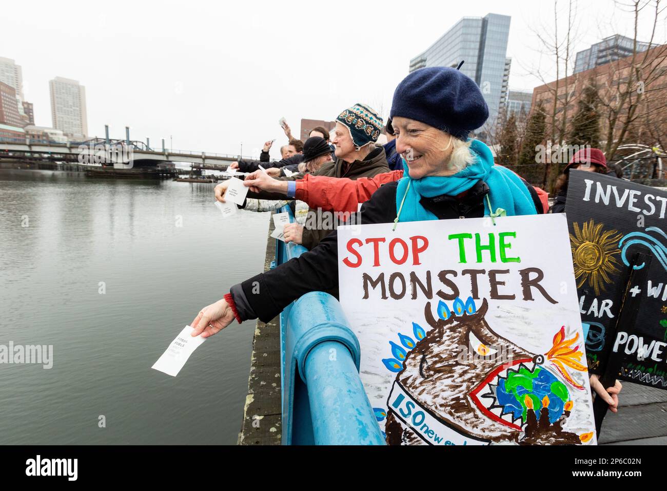 2. März 2023. Boston, Massachusetts. Klimaschutzaktivisten veranstalteten eine Boston Fee Party Rallye auf dem Boston Harborwalk, um die Abhängigkeit von fossilen Brennstoffen für Benzin hervorzuheben Stockfoto