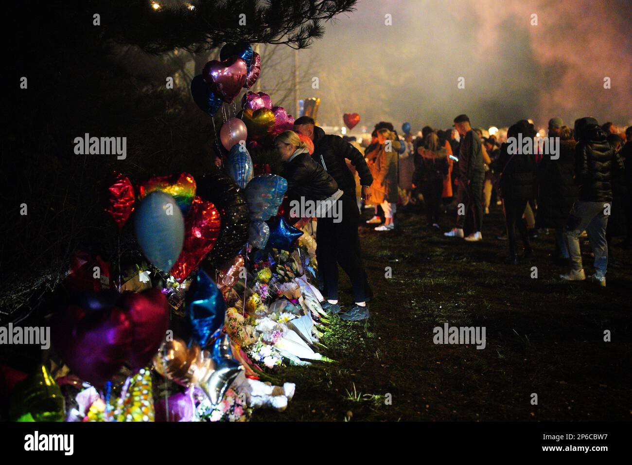 Die Leute besuchen eine Nachtwache in der St.-Mellons-Gegend von Cardiff zum Gedenken an Eve Smith, 21, Darcy Ross, 21, und Rafel Jeanne, 24, der bei einem Verkehrsunfall starb, während Sophie Russon, 20, und Shane Loughlin, 32, Hat überlebt, bleibt aber in einem kritischen Zustand. Foto: Dienstag, 7. März 2023. Stockfoto