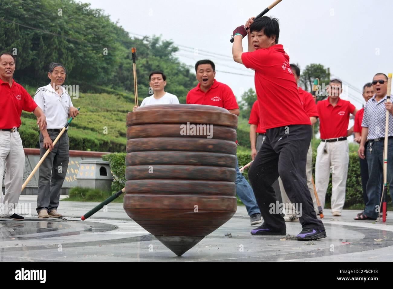 The world's heaviest spinning top which weight 305 kilograms is running in Hanyang, Wuhan, China on Monday June 04, 2012. And the spinning top break the Guinness World Records. (TopPhoto via AP Images) Stockfoto