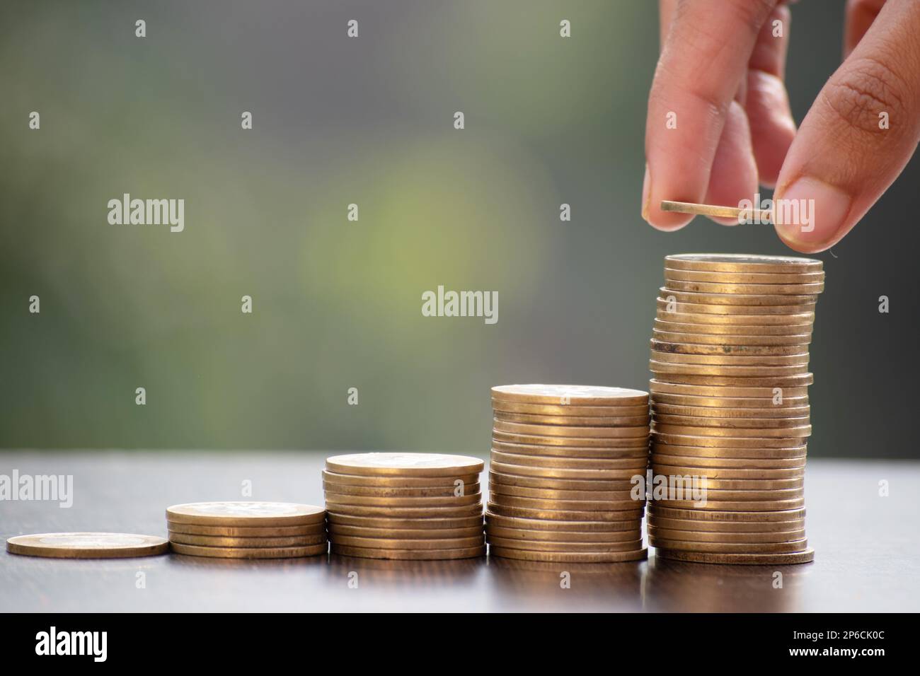 Kleine Investitionen in Investmentfonds, von Hand verlegbare Münzen Stockfoto
