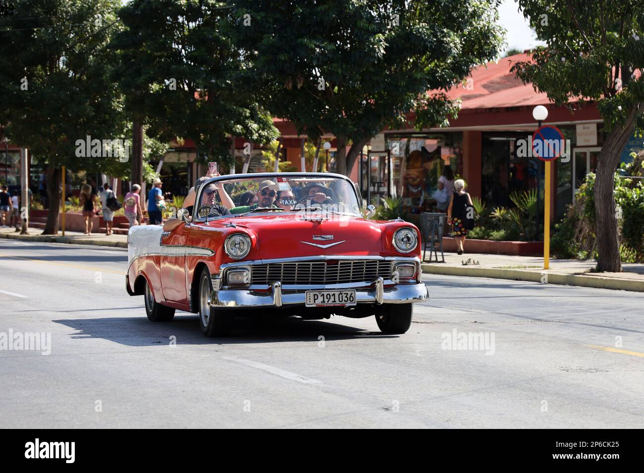 Touristen, die in einem Oldtimer auf der Straße der Stadt im touristischen Viertel fahren Stockfoto