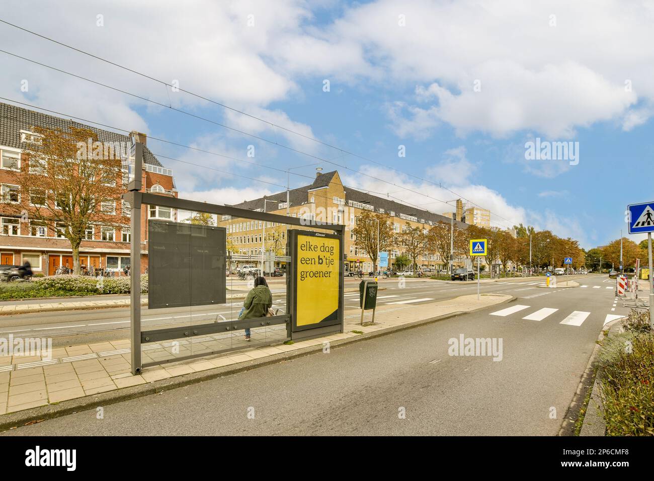 Eine Straße mit Gebäuden im Hintergrund und ein gelbes Schild auf der Straßenseite, auf dem steht, dass kein Parkplatz vorhanden ist Stockfoto