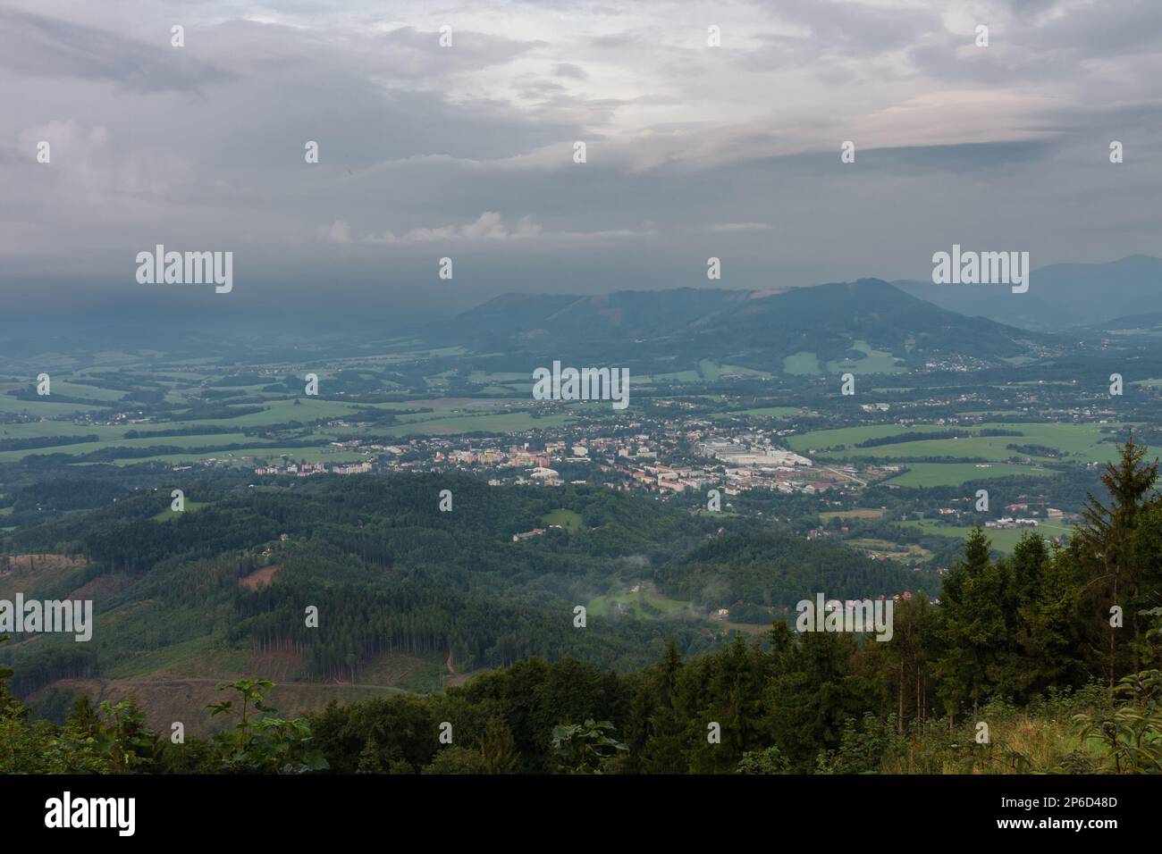 Frenstat pod Radhostem, Blick von Velky Javornik, Beskid Mountains Stockfoto