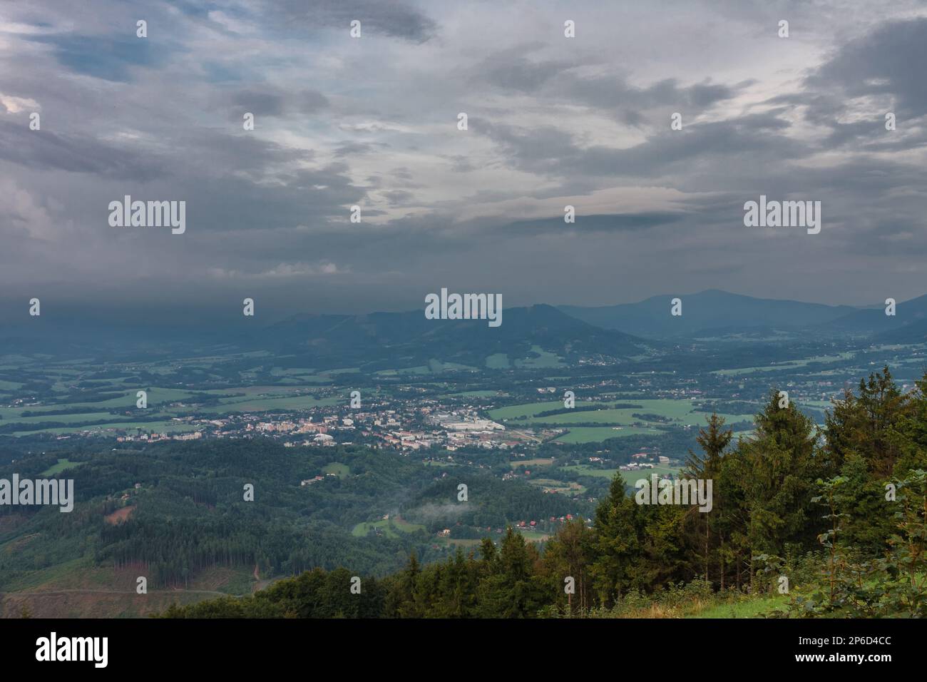 Frenstat pod Radhostem, Blick von Velky Javornik, Beskid Mountains Stockfoto