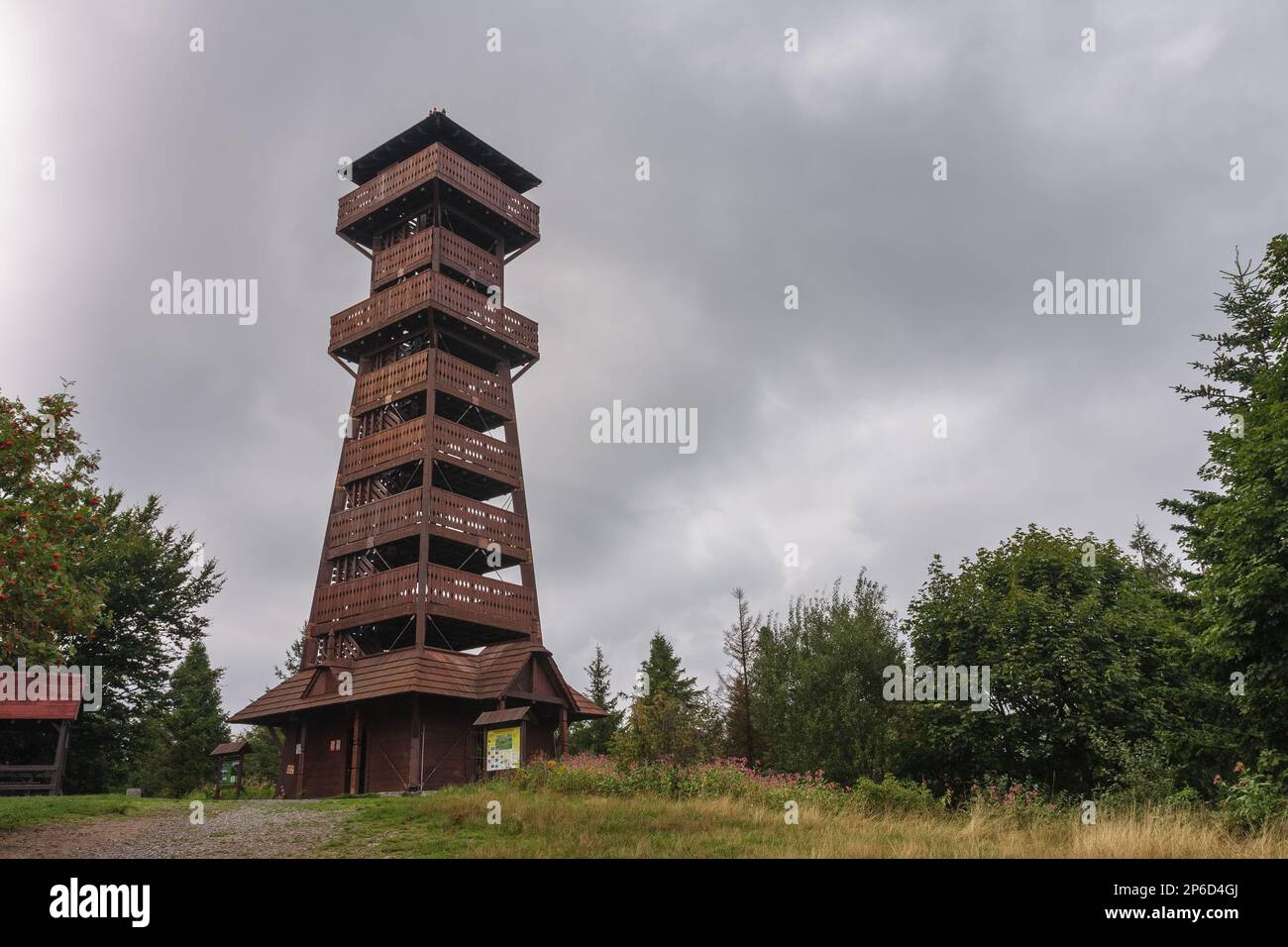 Hölzerner Aussichtsturm am Velky Javornik in den Beskid Mountains. Stockfoto