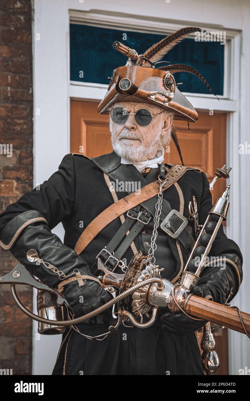 Porträt eines futuristischen Steampunk-Piraten mit einer Waffe. Science-Fiction, Retrofuturismus oder Zeitreisekonzept. Stockfoto