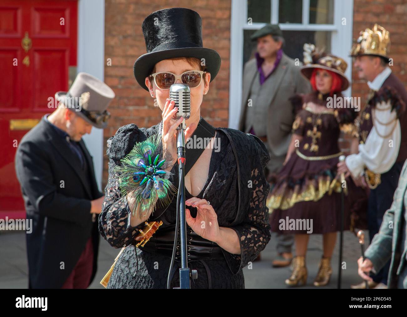 Eine Frau, die auf einem Steampunk-Festival singt. Weibliche Sängerin, Darstellerin bei einer Steampunk-Veranstaltung. Stockfoto