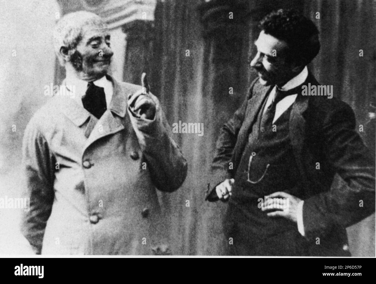 Der italienische Fotograf und Stummfilmregisseur LUCA COMERIO ( 1878 - 1940 ) mit dem bekannten mailänder Schauspieler und Schriftsteller EDOARDO FERRAVILLA ( 1846 - 1915 ). - FILM - KINO MUTO - Fotografo - regista cinematografico - attore Dialettale milanese - lächeln - sorriso - Archivio GBB Stockfoto