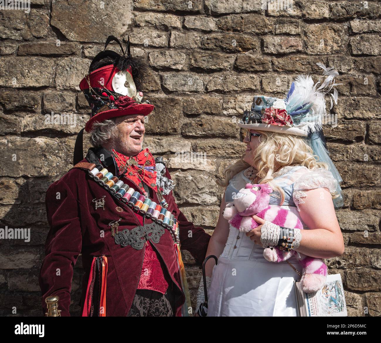 Porträt eines Steampunk-Paares in Alice-im-Wunderland-Kleidung. Stockfoto