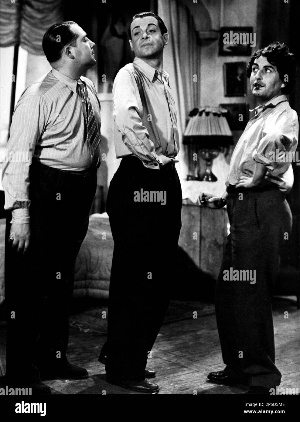 1935 , FRANKREICH : der französische Film FANFARE D'AMOUR ( Su con la vita ) von Richard Pottier , einer Geschichte von Robert Thoeren , mit Fernand Gravey und Julien Garette . Dieser Film war das Vorbild für den Billy Wilder-Film von 1959 , DER MIT Jack Lemmon , Tony Curtis und Marilyn Monroe WIE EIN HIT WAR ( Ein qualcuno Piace Caldo ) . - FILM - KINO - SCHWUL - Portrait - Rituto - Coppia - Paar - Homosexuell - Homosexualität - Omossuale - omosessualità - LGBT -- Archivio GBB Stockfoto