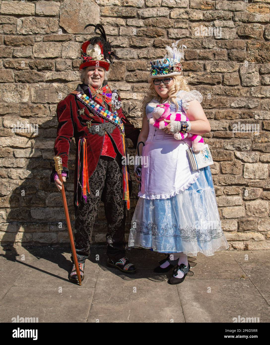 Porträt eines Steampunk-Paares in Alice-im-Wunderland-Kleidung. Stockfoto