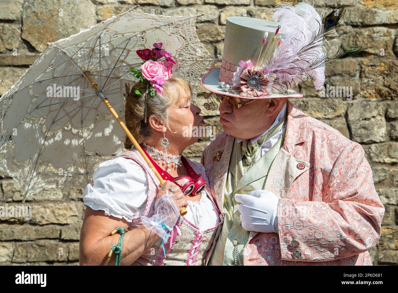 Porträt eines stilvollen Steampunk-Paares mittleren Alters, das sich küsst. Stockfoto