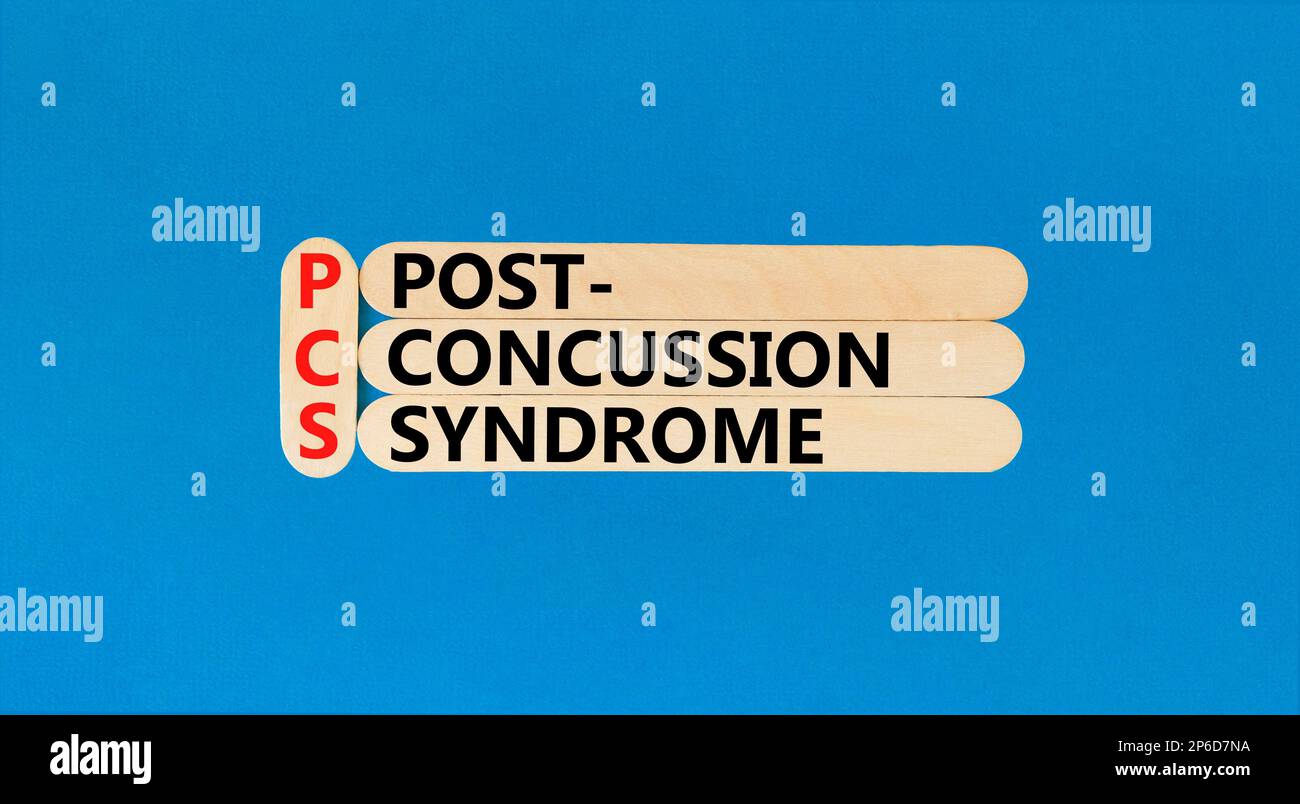 PCS-Postconcussion-Syndrom-Symbol. Konzeptbegriffe PCS-Postconcussion-Syndrom auf Holzstäbchen auf einem wunderschönen blauen Tischblauhintergrund. Medizinische PCS Stockfoto