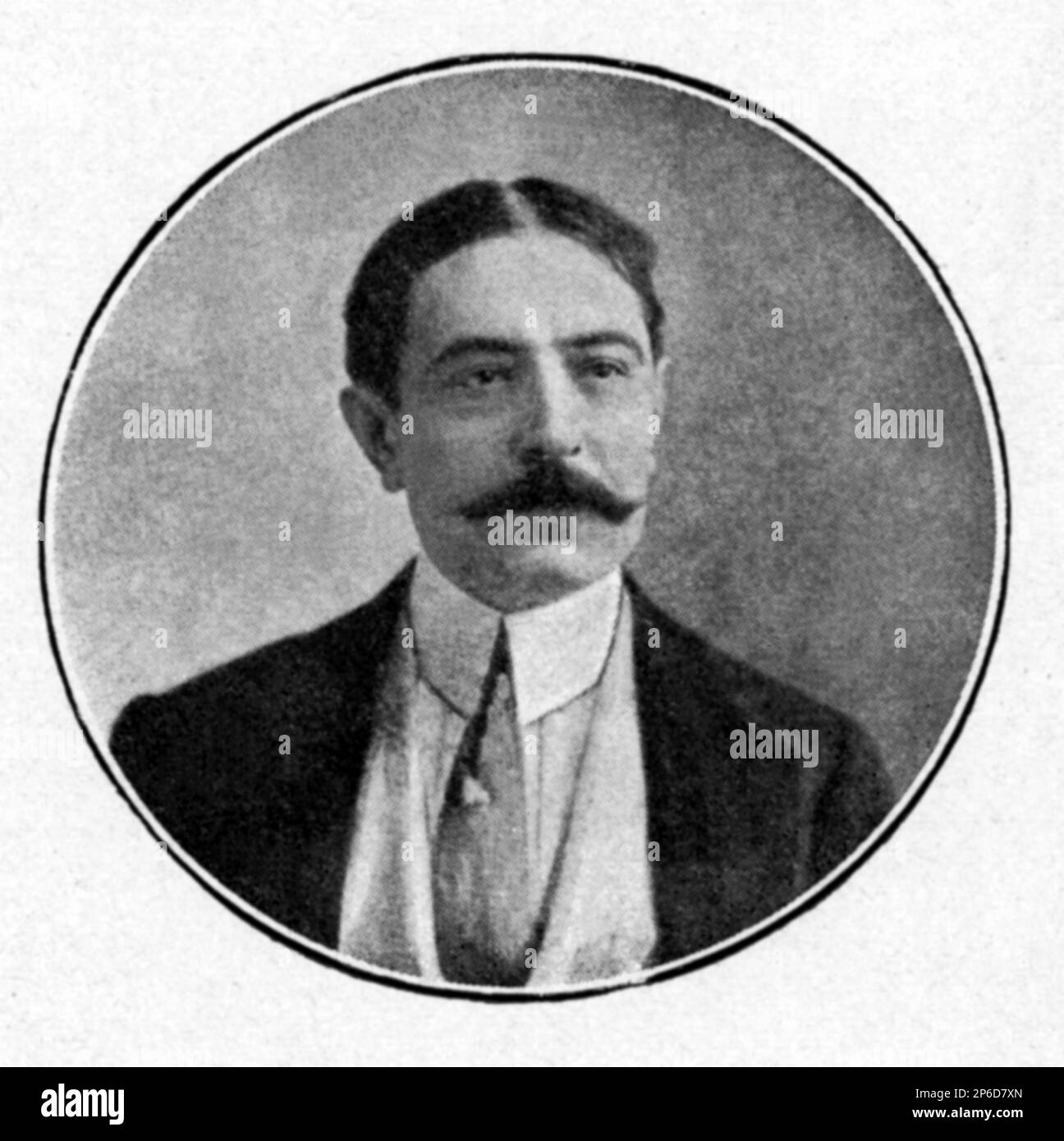 Der italienische Theaterautor und Dramatiker DARIO NICCODEMI ( 1874 - 1934 ), Autor der Theaterstücke SCAMPOLO ( 1915 ) , L'OMBRA ( 1916 ) und LA MAESTRINA ( 1917 ). Liebhaberin der französischen Schauspielerin REJANE. In den 20er Jahren leitete die italienische Teather Company Vera Vergani und Luigi Cimara . - LETTERATO - SCRITTORE - LETTERATURA - Literatur - Drammaturgo - TEATRO - Theaterstück - Commediografo - Baffi - Schnurrbart - Portrait - Rituto - Cravatta - Krawatte --- Archivio GBB Stockfoto