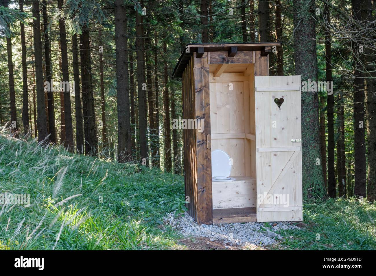 Neue offene hölzerne Toilette im Freien, Klo im Wald in den beskiden Bergen. Stockfoto