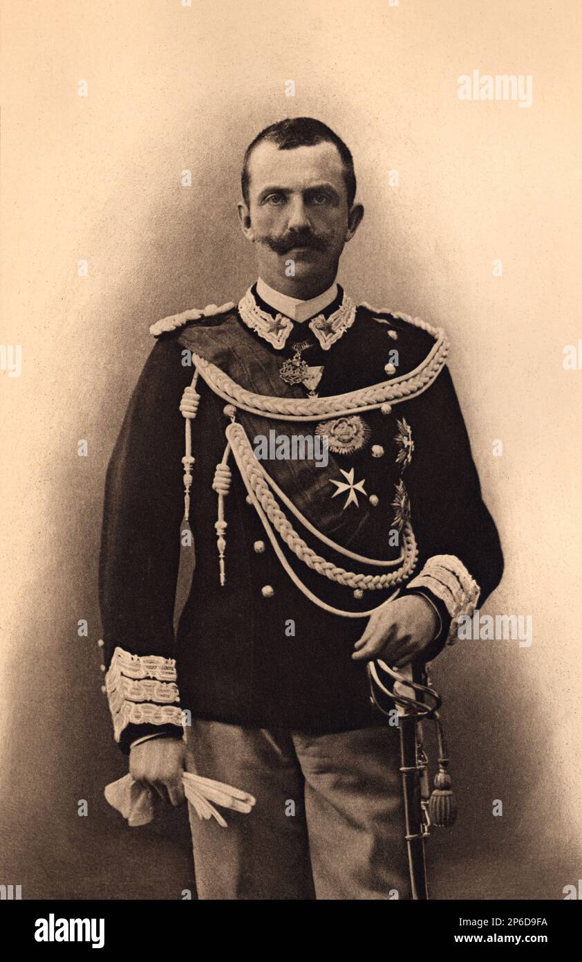 1900 , ITALIEN : der König von Italien VITTORIO EMANUELE III di SAVOIA ( 1869 - 1947 ) - RE - CASA SAVOIA - ITALIA - REALI - Nobiltà ITALIANA - ADEL - KÖNIGE - GESCHICHTE - FOTO STORICHE - Baffi - Schnurrbart - SAVOY - Divisa militare - Uniforme - Militäruniform - Portrait - Rituto ---- Archivio GBB Stockfoto