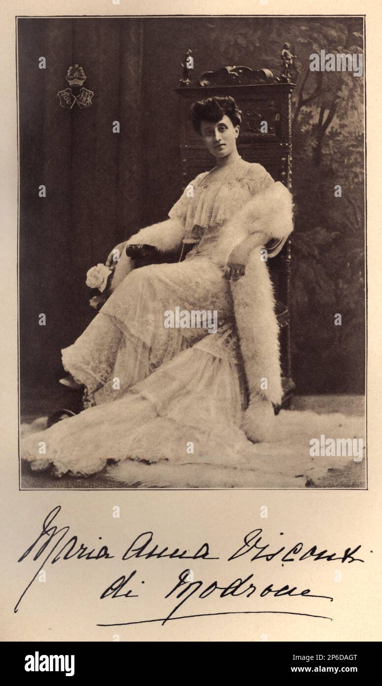1903 Ca , Mailand , ITALIEN : die italienische herzogin MARIA ANNA VISCONTI DI MODRONE ( 1869 - 1941 ) , geboren am marchesa GROPPALLO . Verheiratet mit Duca Senatore UBERTO VISCONTI ( 1871 - 1923 ) . Maria Anna Visconti war ein Dama di Palazzo der Königin von Italien Elena di Savoia .- fotostoriche - foto storica - Duchessa - Portrait - ritratto - Nobiltà italiana - Adel - nobili italiani - nobile - BELLE EPOQUE - ITALIEN - ITALIA - Schmuck - Juwelen - Perlenkette - collana - perle - perla - Pelliccia --- Archivio GBB Stockfoto