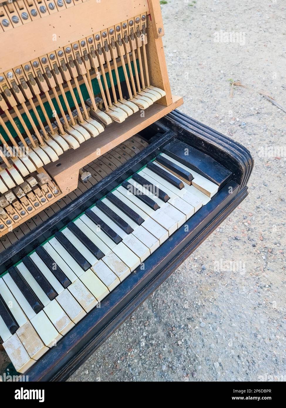 Blick auf ein kaputtes altes Klavier Stockfoto