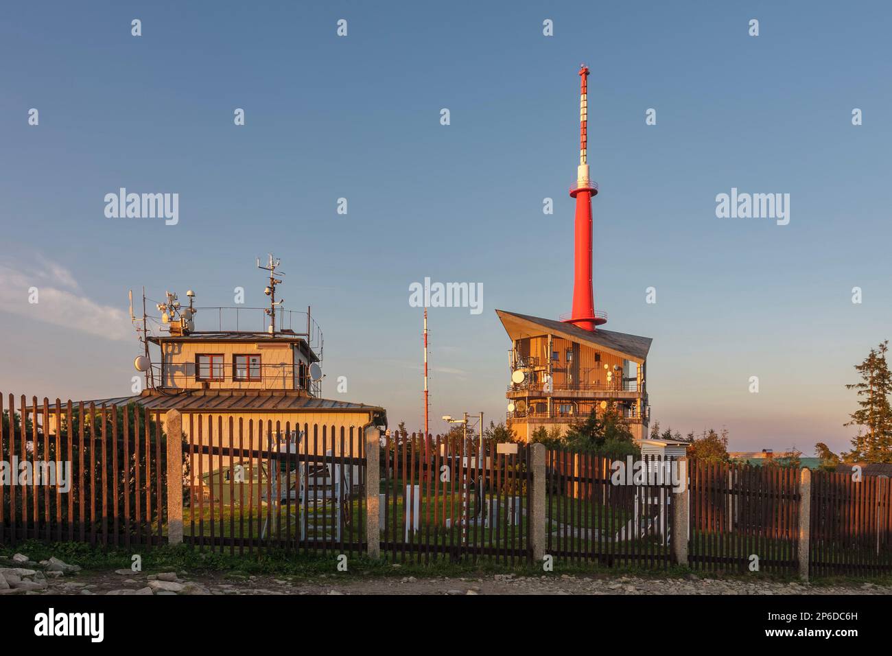 Meteorologenstation und Fernsehsender auf Lysa Hora, beskiden, Tschechische republik bei Sonnenuntergang im Sommer. Stockfoto