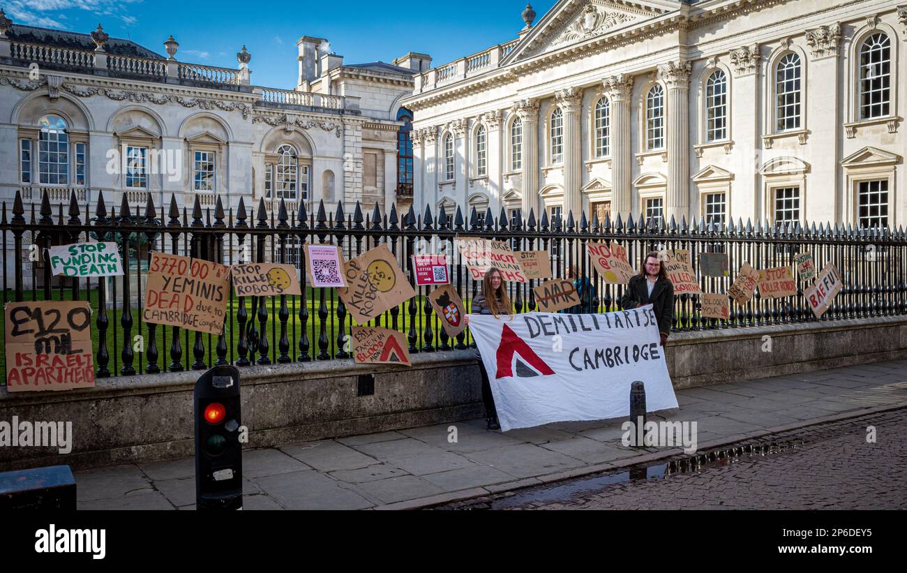 Demilitarise Cambridge demonstriert gegen die fortwährenden Verbindungen der Cambridge University zur globalen Rüstungsindustrie und die Annahme von Forschungsstipendien durch diese. Stockfoto