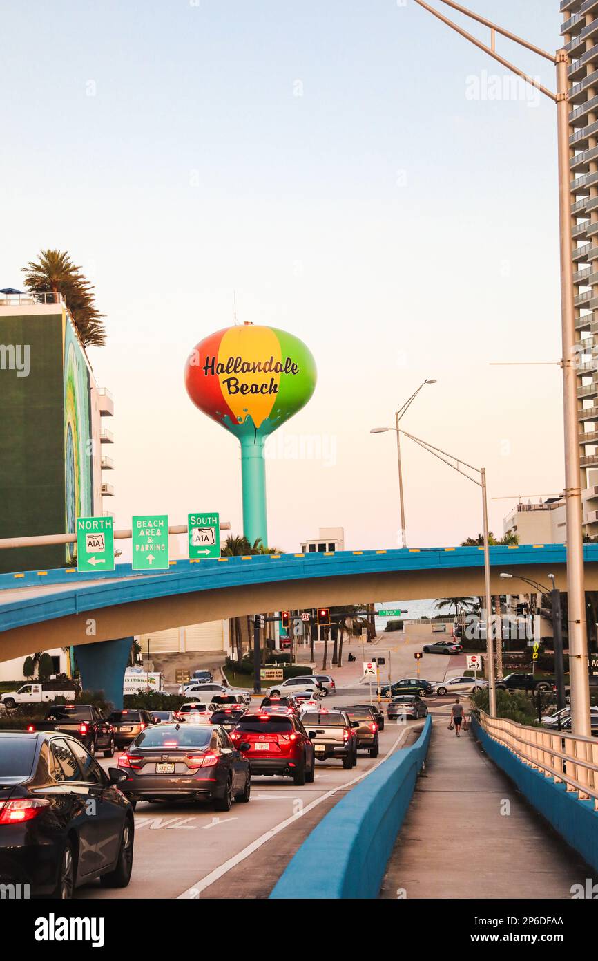 Der berühmte Hallandale Beach Ball Wasserturm und Stadtbild Stockfoto