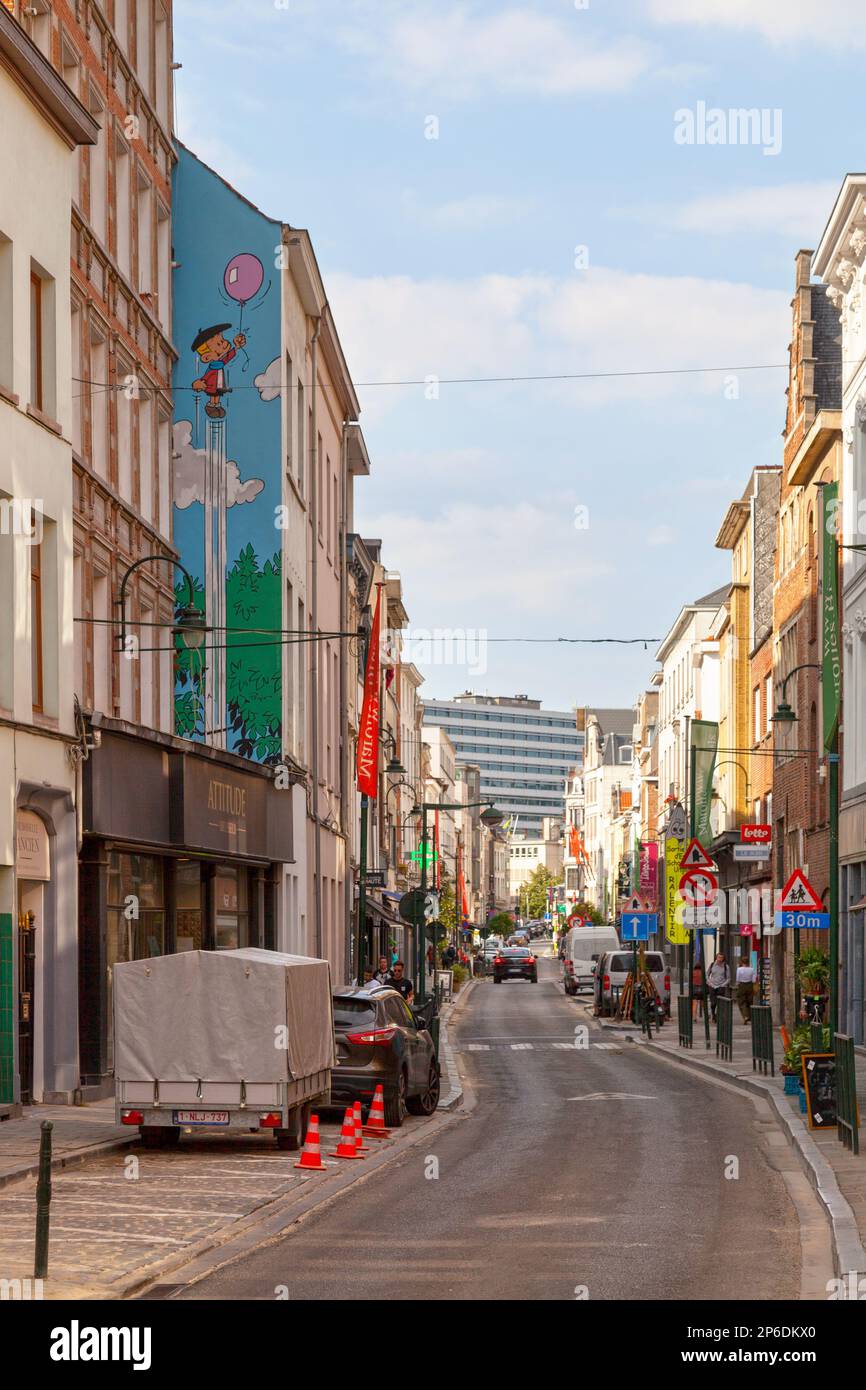 Brüssel, Belgien - Juli 02 2019: Die Benoit-Brisefer-Mauer befindet sich in der Rue Haute. Die Wand zeigt Benoit Brisefer, wie er mit einem Ballon hochfliegt. Stockfoto