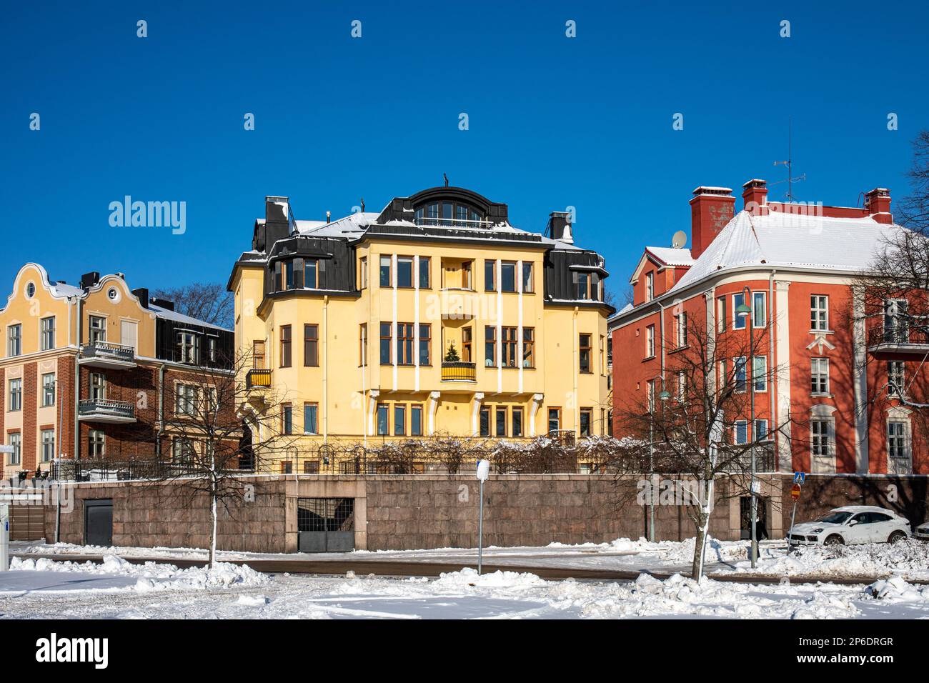 Wohngebäude am klaren blauen Himmel in Wecksellintie 2 im Eira-Bezirk Helsinki, Finnland Stockfoto