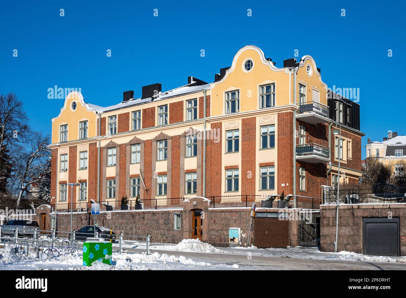 Wohngebäude in Merikatu 27 an einem sonnigen Wintertag im Eira-Viertel von Helsinki, Finnland Stockfoto