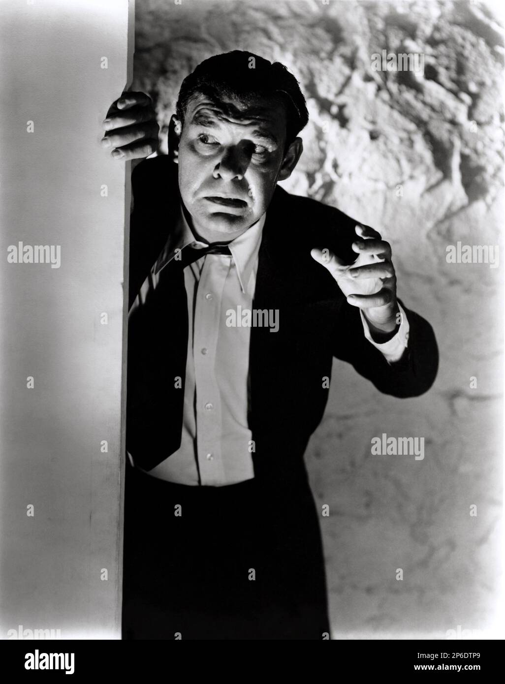 1942 , USA : der Filmschauspieler LON CHANEY Junior ( 1906 - 1973 ) , Publicity Stands for the B-Movie " Eyes of the Underworld " von Roy William Neill , Geschichte von Maxwell Shane . - HORROR - TRILLER - KINO - FILM - FILM - JUNIOR - Archivio GBB Stockfoto